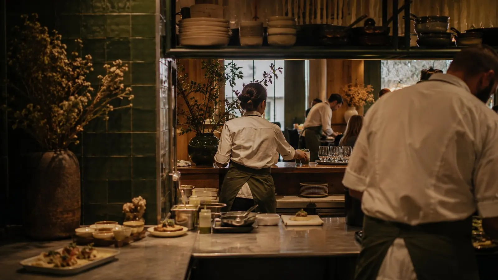 Bastidor de restaurante sofisticado, equipe em operação